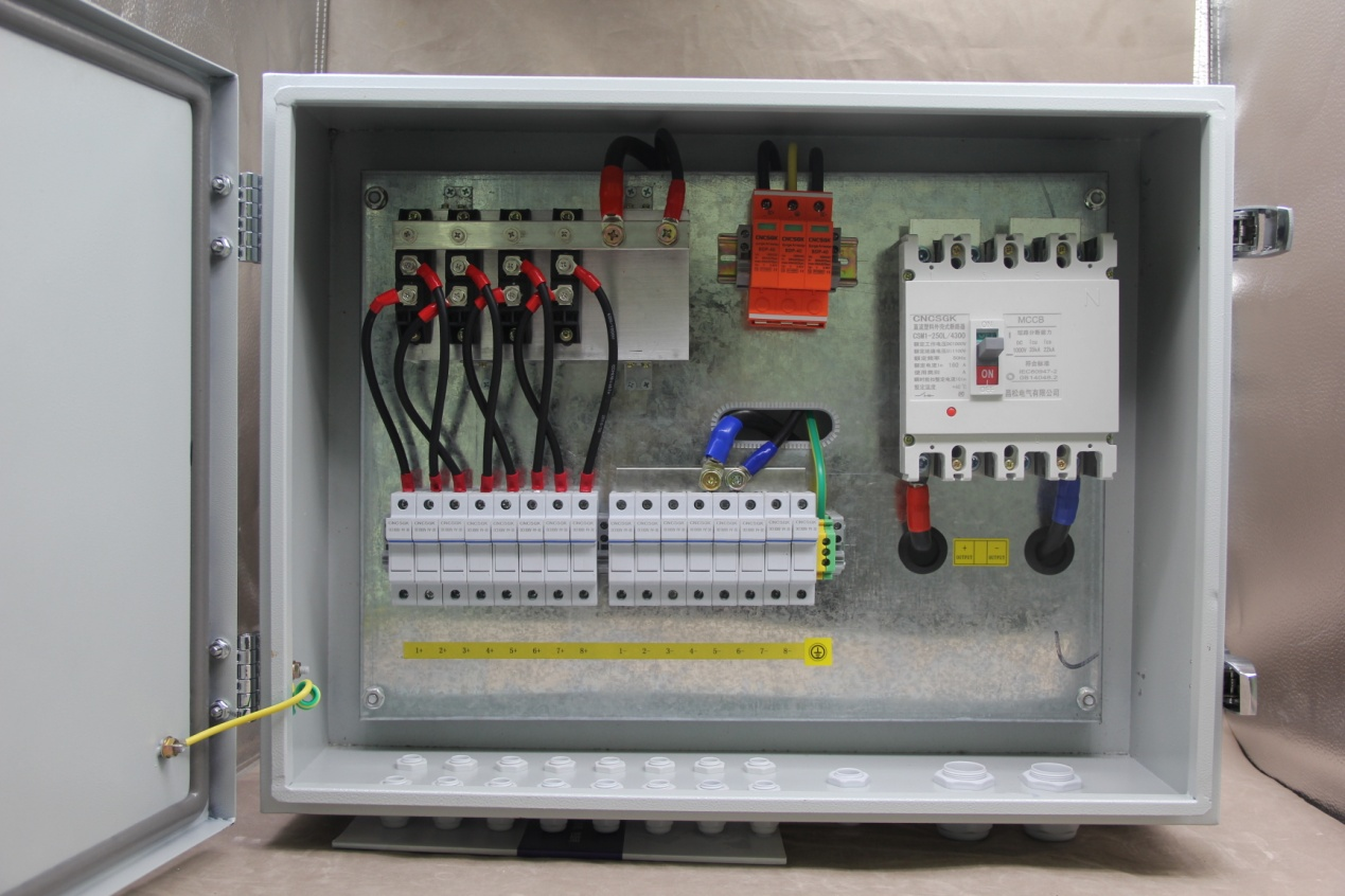 Načrtněte princip a použití fotovoltaického Combiner Boxu
